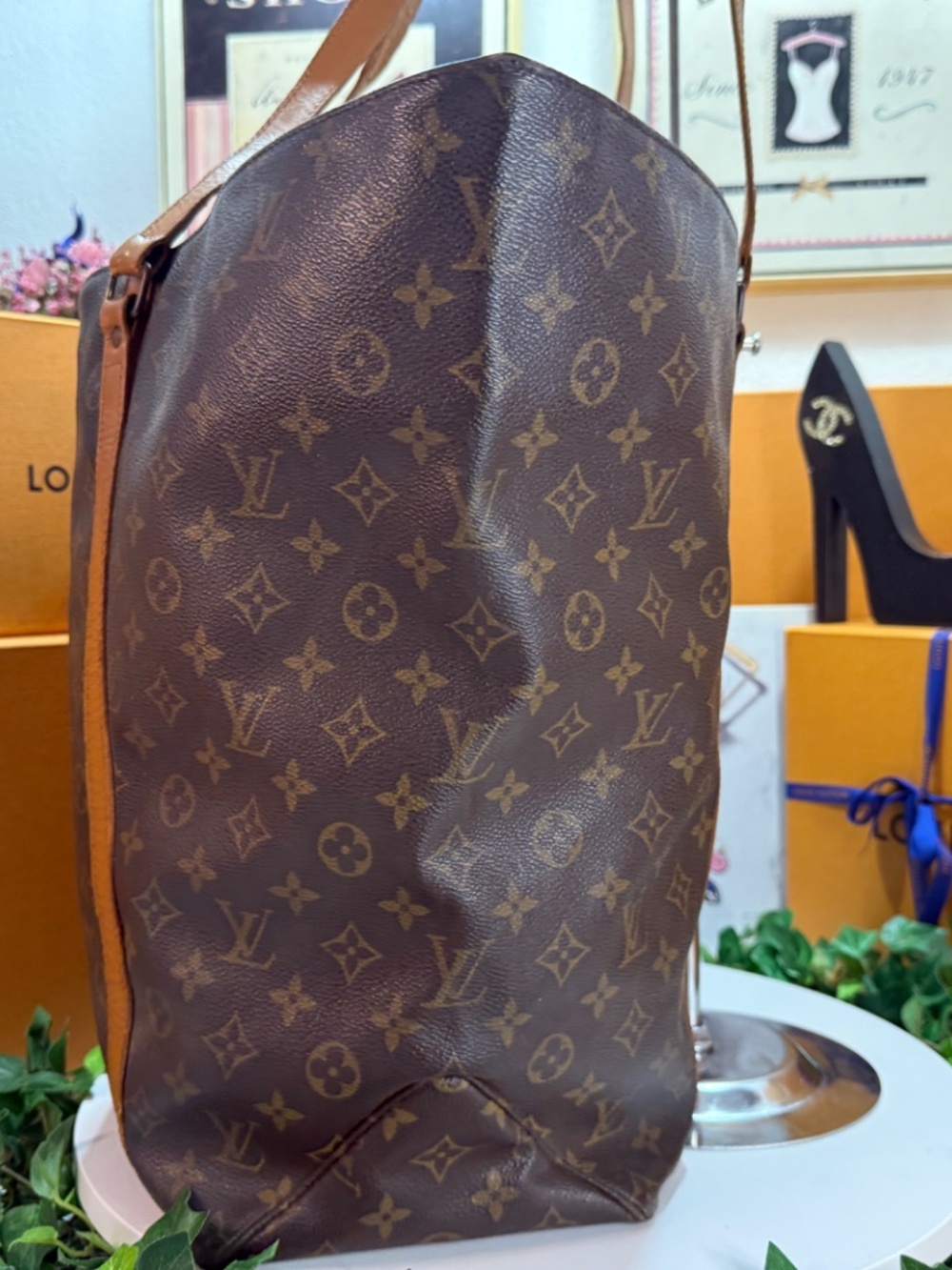 LOUIS VUITTON HUGE MONOGRAM TOTE! - Picture 14 of 17